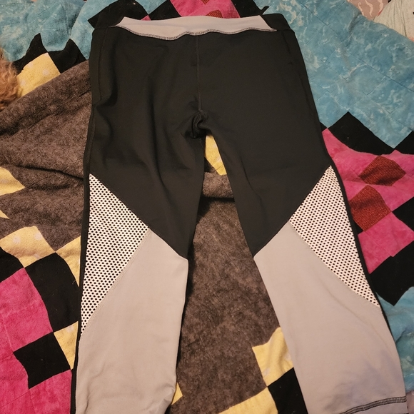 Under Armour capris - Picture 2 of 3